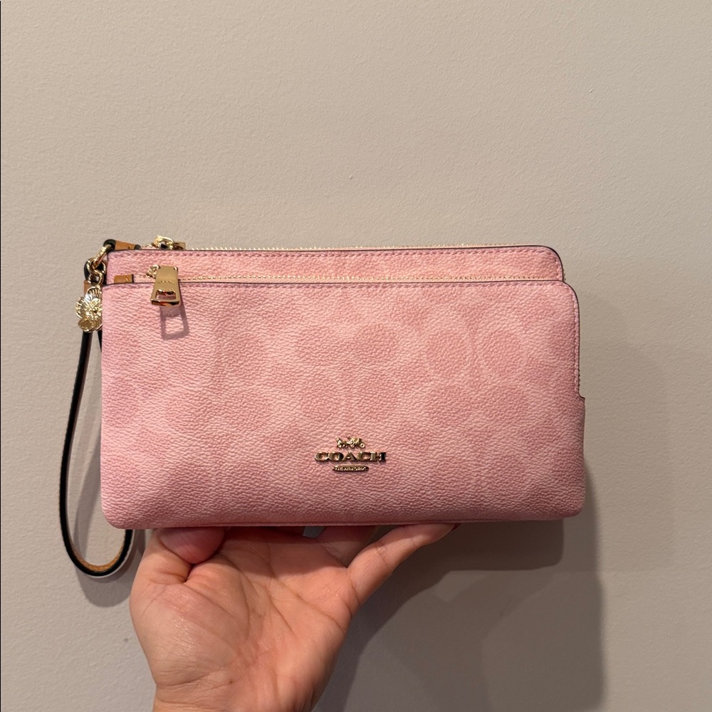 🎀 COACH~Double Zip Wristlet In Signature Canvas With Charms. PRICE IS FIRM‼️